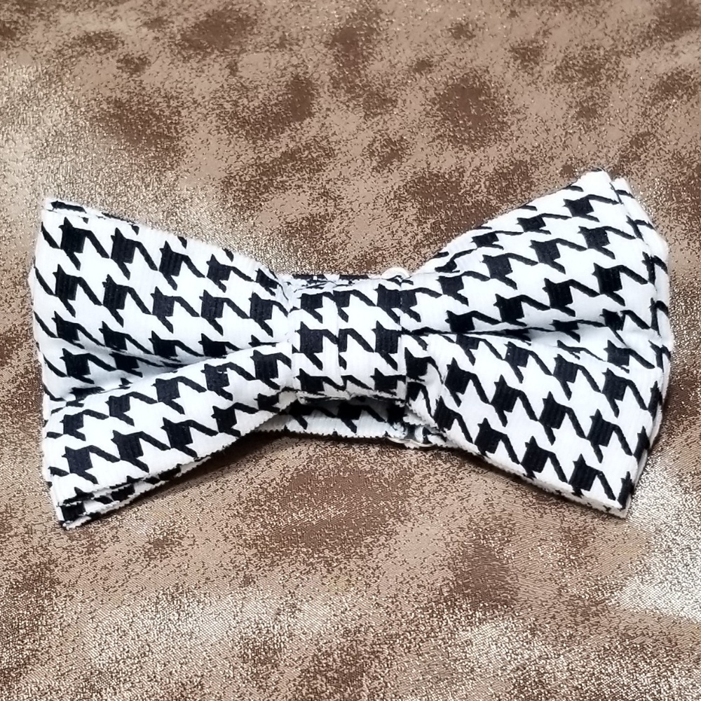 Houndstooth pattern bowtie